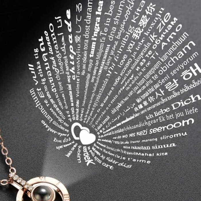 Collier pendentif avec projection de message d'amour en 100 langues
