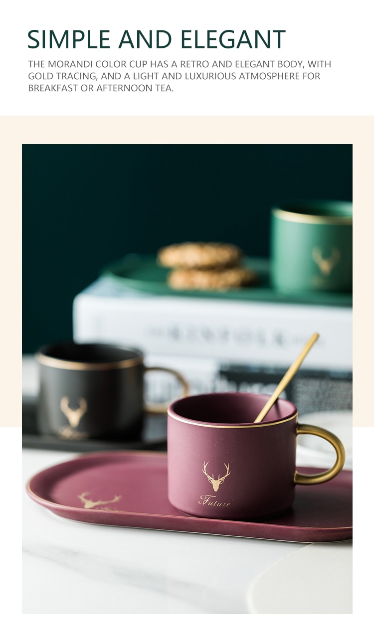 Tasse à café luxueuse avec soucoupe et cuillère